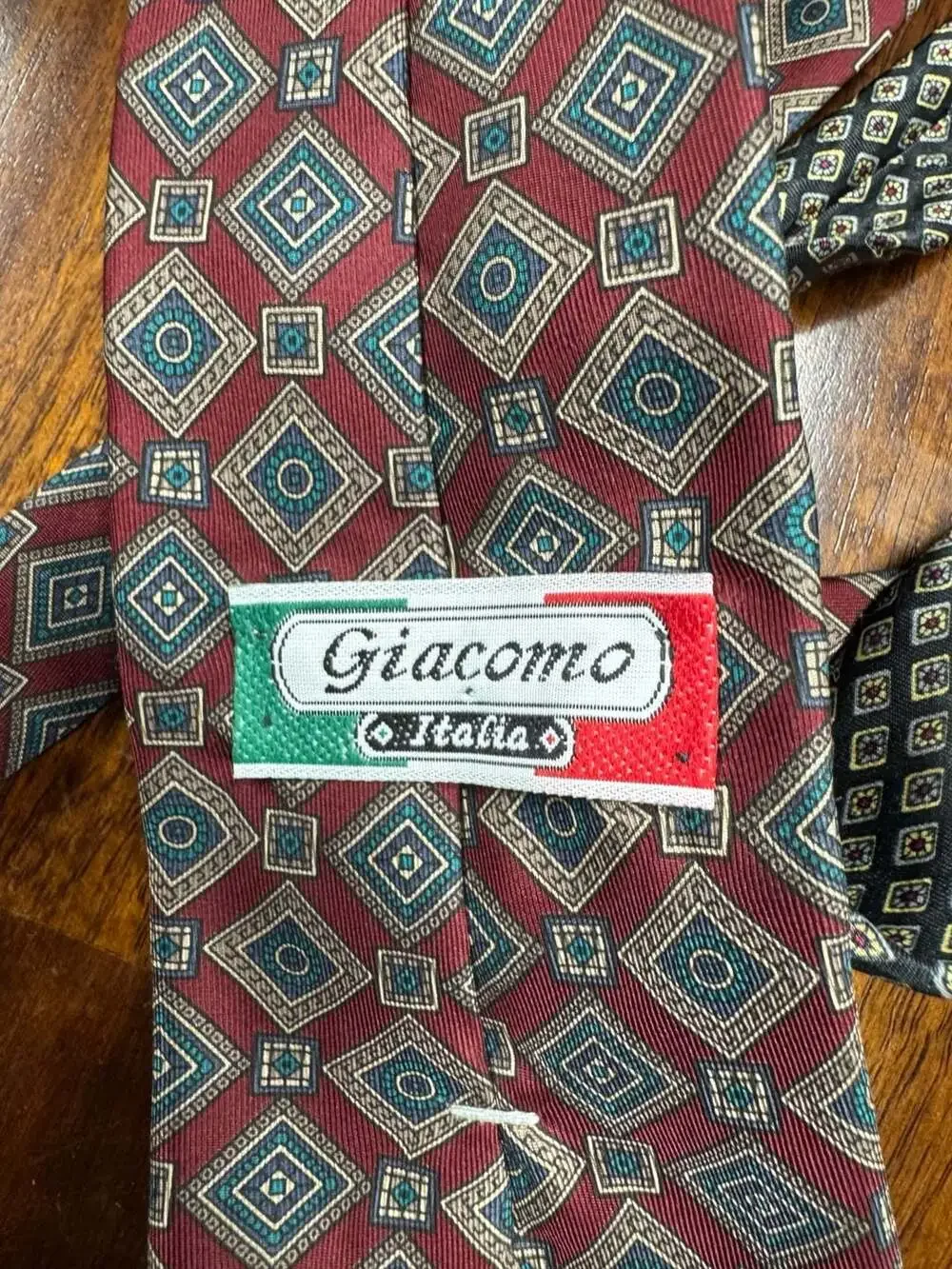 Giacomo Italia Men's Burgundy Geometric Diamond Pattern Silk Necktie